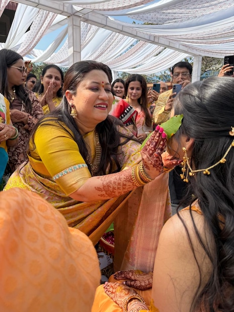 समोर आलेल्या फोटोंमध्ये पूजा आणि सोहम यांना हळद लावण्यात आली असून, त्यांचे औक्षण सुरू असल्याचेही दिसत आहे.