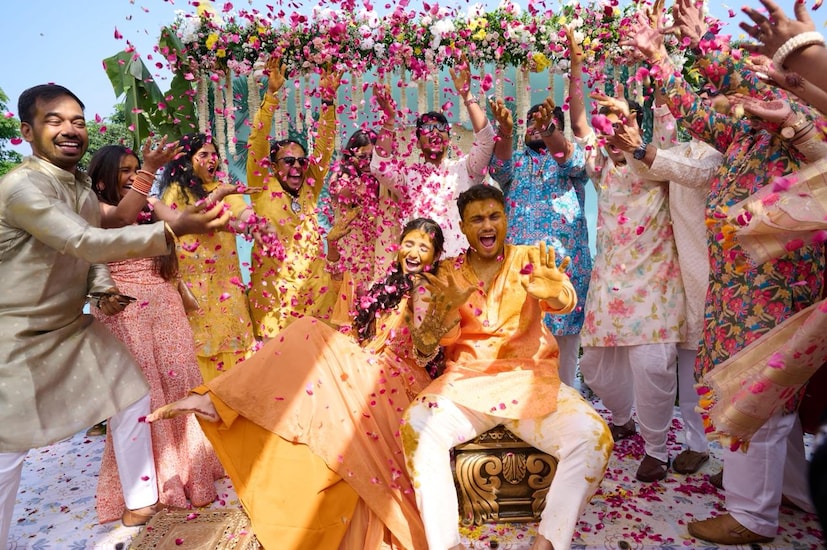 अभिनेता अभिजीत केळकर आणि अभिनेत्री सानिका बनारसवाले यांसारखे लोकप्रिय कलाकार हळदीला पोहोचले होते. सोशल मीडियावर या समारंभाचे काही धमाल व्हिडिओ समोर आले आहेत.