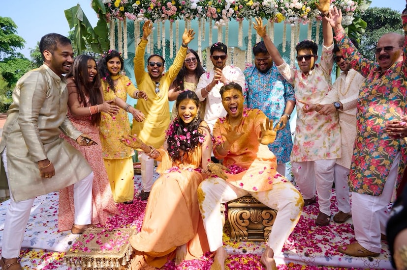 या दोघांच्या लग्नाच्या आधीच्या विधींना मोठ्या उत्साहात सुरुवात झाली असून, पूजा बिरारी आणि सोहम बांदेकर २ डिसेंबरला लग्नबंधनात अडकणार आहेत.