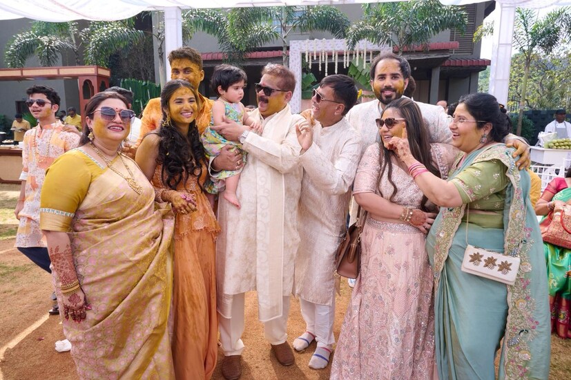 मुंबई: मराठी मालिकाविश्वातील सध्याची सर्वात चर्चित जोडी, अभिनेत्री पूजा बिरारी आणि निर्माता सोहम बांदेकर यांच्या लग्नाच्या विधींना मोठ्या उत्साहात सुरुवात झाली आहे. पूजा आता लवकरच लोकप्रिय सेलिब्रिटी जोडपे आदेश आणि सुचित्रा बांदेकर यांच्या घरची सून होणार आहे. मुंबई: मराठी मालिकाविश्वातील सध्याची सर्वात चर्चित जोडी, अभिनेत्री पूजा बिरारी आणि निर्माता सोहम बांदेकर यांच्या लग्नाच्या विधींना मोठ्या उत्साहात सुरुवात झाली आहे. पूजा आता लवकरच लोकप्रिय सेलिब्रिटी जोडपे आदेश आणि सुचित्रा बांदेकर यांच्या घरची सून होणार आहे.