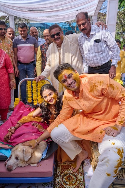 सगळ्यात गोड क्षण म्हणजे, पूजा आणि सोहमच्या हळदी समारंभाला सोहमच्या लाडक्या सिंबानेही हजेरी लावली. १६ वर्षीय सिंबाने पूजा आणि सोहमची हळद एन्जॉय केली. सिंबा हा सोहमचा लाडका असून पूजाच्या मेहंदीमध्येही खास त्याचं चित्र रेखाटण्यात आलं आहे.