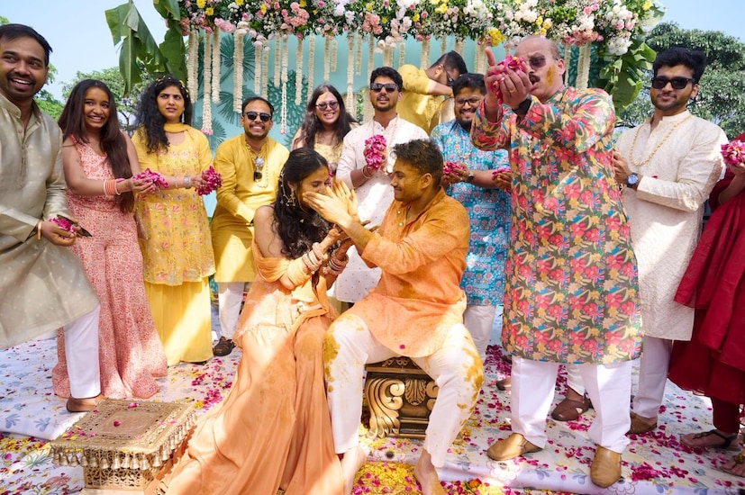 काही दिवसांपूर्वी त्यांचे केळवण मोठ्या थाटात पार पडले होते, ज्यामुळे चाहते त्यांच्या लग्नाची आतुरतेने वाट पाहत होते. अखेर, मेहंदीनंतर आता या दोघांच्या हळदी समारंभाचे फोटो सोशल मीडियावर व्हायरल झाले आहेत, ज्यामध्ये पूजा आणि सोहमचा पहिला एकत्र फोटो समोर आला आहे.