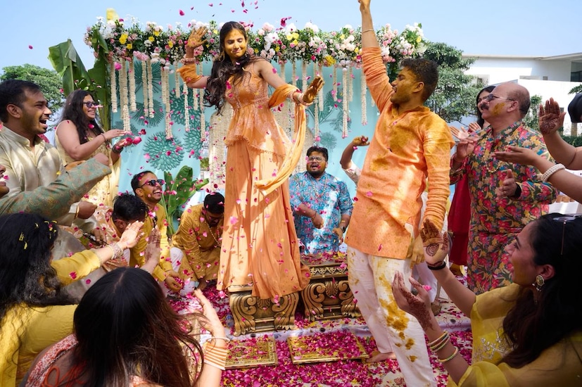 पूजा आणि सोहम यांच्या हळदी समारंभाला मराठी सिनेविश्वातील अनेक कलाकारांनी हजेरी लावली आहे, ज्यामुळे हा सोहळा अधिकच खास बनला आहे.