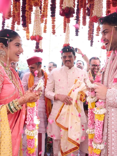 पुण्याची असलेली पूजा बिरारी आता बांदेकर कुटुंबाची सून झाली आहे. सोहम बांदेकर हा 'ठरलं तर मग' या लोकप्रिय मालिकेचा निर्माता असून, बांदेकर प्रोडक्शन्सचे काम पाहतो.