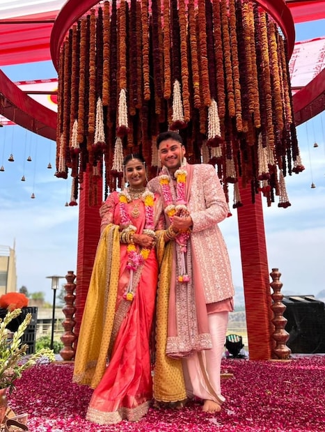 दरम्यान, पूजा आणि सोहमच्या लग्नानंतर विशालने आपल्या लाडक्या मैत्रिणीला शुभेच्छा दिल्या. विशालने खास इन्स्टाग्राम स्टोरी शेअर करत लिहिले, “दोन सुंदर व्यक्तींची मनं आज एक झाली आहेत. तुम्हा दोघांना भरपूर प्रेम, कायम असेच हसत राहा आणि आयुष्यभर आनंदी राहा”