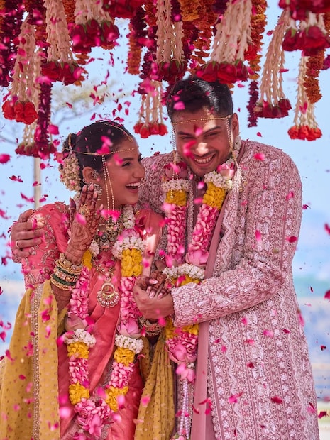 मराठी मनोरंजन विश्वातील लोकप्रिय अभिनेत्री पूजा बिरारी नुकतीच विवाहबंधनात अडकली आहे. 'येड लागलं प्रेमाचं' या मालिकेतील मंजिरी म्हणून ओळखल्या जाणाऱ्या पूजाने मालिकेचा निर्माता सोहम बांदेकर याच्याशी लोणावळ्यात थाटामाटात लग्नगाठ बांधली.