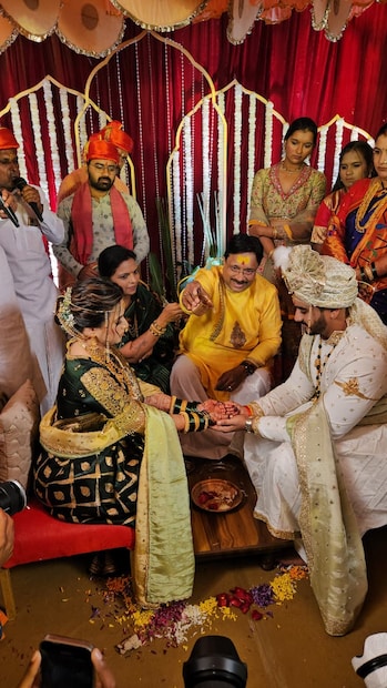 विवाहसोहळा वैदिक पद्धतीने पार पडला. मनोरंजन विश्वातील, सामाजिक, राजकीय आणि व्यावसायिक क्षेत्रातील मंडळींनी प्राजक्ताच्या लग्नाला हजेरी लावली होती.  सुप्रसिद्ध वास्तुतज्ञ आणि ज्योतिषी यांच्या उपस्थितीत हे मंगलकार्य संपन्न झाले. लग्नाच्या विधी सुरू होताच प्राजक्ता भावुक झाल्याचं पाहायला मिळालं.  