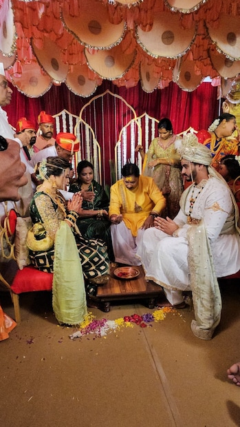 प्राजक्ताच्या आईवडिलांनी तिचे लग्नातील सगळे विधी साग्रसंगीत केले. पण प्राजक्ताचं कन्यादान मात्र तिच्या आई-वडिलांनी केलं नाही. प्राजक्ताचं कन्यादान एका खास व्यक्तीनं केलं. 