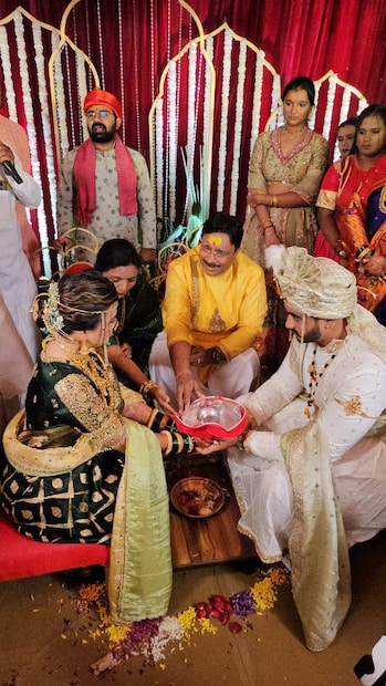 विधी दरम्यान आनंद पिंपळकर आणि त्यांच्या पत्नीच्या डोळ्यांत अश्रू होते. 