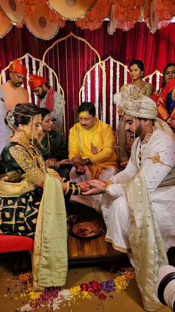 प्राजक्ता गायकवाडच्या लग्नाला केवळ मनोरंजन विश्वातील कलाकार, अनेक राजकीय आणि समाजिक क्षेत्रातील मंडळींनीही हजेरी लावली होती. प्राजक्ताचे लग्नातील सगळे विधी मोठ्या थाटात पार पडले होते. प्राजक्ताचं कन्यादान विशेष चर्चेत आलं.