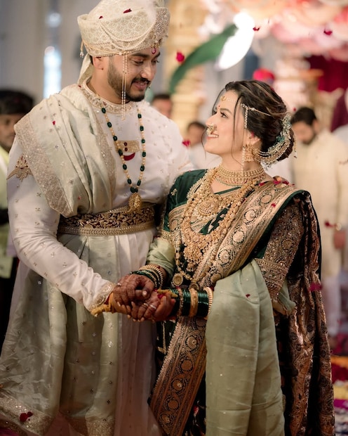 मराठी अभिनेत्री प्राजक्ता गायकवाड हिचं डिसेंबर महिन्यात लग्न झालं. शंभुराज खुटवडसोबत तिनं लग्नगाठ बांधली. पारंपरिक पद्धतीने पार पडलेल्या या लग्नसोहळ्याची त्या वेळी खूप चर्चा झाली होती. मराठी अभिनेत्री प्राजक्ता गायकवाड हिचं डिसेंबर महिन्यात लग्न झालं. शंभुराज खुटवडसोबत तिनं लग्नगाठ बांधली. पारंपरिक पद्धतीने पार पडलेल्या या लग्नसोहळ्याची त्या वेळी खूप चर्चा झाली होती.