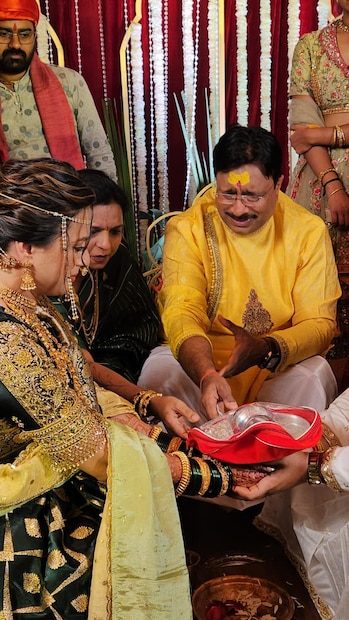 प्राजक्ता आणि आनंद पिंपळकर यांनी काही मराठी चित्रपटांमध्ये प्राजक्ताच्या वडिलांची भूमिका साकारली होती. त्यामुळे त्यांच्या आणि प्राजक्तामधील नातं हे रक्ताचं नसून भावनिक नात्याने जुळलेलं आहे. हीच भावना प्राजक्ता आणि तिच्या कुटुंबालाही होती. त्यामुळे त्यांनी चित्रपटातील नातं वास्तवात उतरवलं आणि प्राजक्ता गायकवाडचं कन्यादान केलं. 