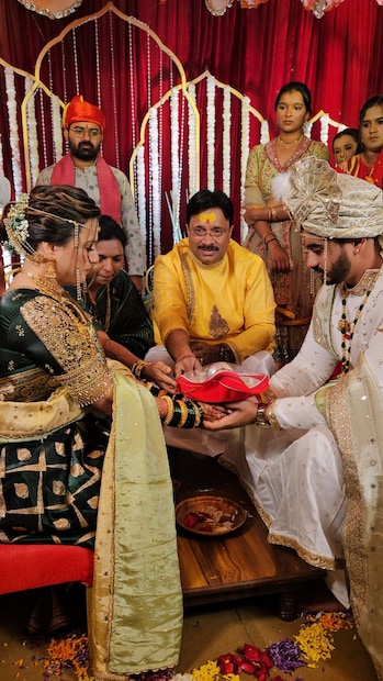 प्राजक्ताचे आई-वडील, मामा-मामी हे सर्व लग्नात सहभागी होते. तरीही प्राजक्ताचं कन्यादान त्यांनी केलं नाही. अनेकांना आश्चर्य वाटलं की आई-वडील असूनही कन्यादानाचा मान कोणाला देण्यात आला? आनंद पिंपळकर यांनी प्राजक्ता गायकवाडचं कन्यादान केलं.  