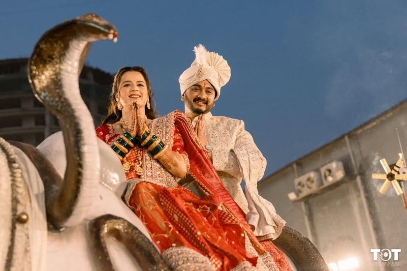 अभिनेत्री प्राजक्ता गायकवाड आणि शंभुराज खुटवड यांचं लग्न सध्या मराठी मनोरंजन विश्वातील सर्वात चर्चेचा विषय ठरलं आहे. अत्यंत भव्य, शाही थाटामाटात पार पडलेलं हे लग्न सोशल मीडियावर चर्चेत आलं. या सगळ्यात प्राजक्ता आणि शंभुराज यांनी रिसेप्शनसाठी नंदीवरून एन्ट्रीची सर्वाधिक चर्चा झाली. अभिनेत्री प्राजक्ता गायकवाड आणि शंभुराज खुटवड यांचं लग्न सध्या मराठी मनोरंजन विश्वातील सर्वात चर्चेचा विषय ठरलं आहे. अत्यंत भव्य, शाही थाटामाटात पार पडलेलं हे लग्न सोशल मीडियावर चर्चेत आलं. या सगळ्यात प्राजक्ता आणि शंभुराज यांनी रिसेप्शनसाठी नंदीवरून एन्ट्रीची सर्वाधिक चर्चा झाली.