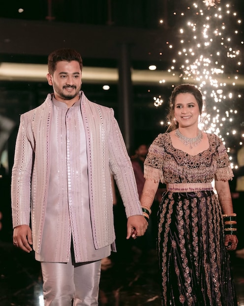 अभिनेत्री प्राजक्ता गायकवाडनं नुकतंच लग्न केलं. शंभुराज खुटवडबरोबर लग्न लग्नगाठ बांधली. पुण्यात मोठ्या थाटात प्राजक्ता आणि शंभुराज यांचा विवाहसोहळा पार पडला. प्राजक्ता आणि शंभुराज यांचं अरेंज मॅरेज झालं. पण दोघांमधील प्रेम पाहता असं दोघांचं लव्ह मॅरेज असावं असं वाटत होतं. अभिनेत्री प्राजक्ता गायकवाडनं नुकतंच लग्न केलं. शंभुराज खुटवडबरोबर लग्न लग्नगाठ बांधली. पुण्यात मोठ्या थाटात प्राजक्ता आणि शंभुराज यांचा विवाहसोहळा पार पडला. प्राजक्ता आणि शंभुराज यांचं अरेंज मॅरेज झालं. पण दोघांमधील प्रेम पाहता असं दोघांचं लव्ह मॅरेज असावं असं वाटत होतं.