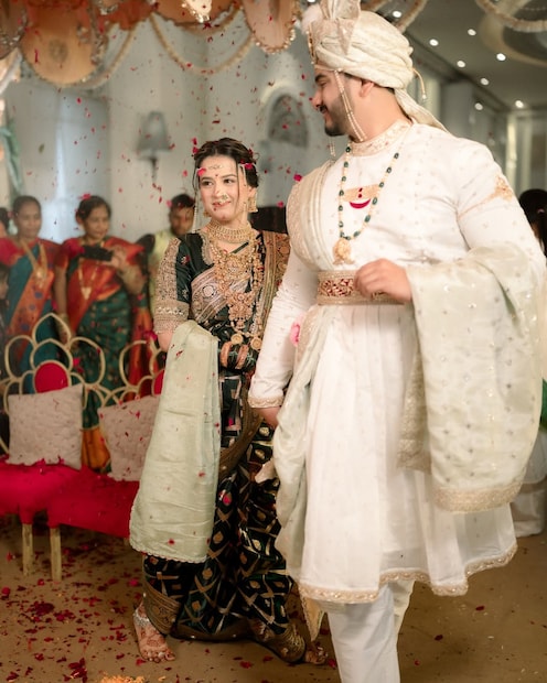 प्राजक्ता आणि शंभुराज यांच्या लग्नाचे फोटो सोशल मीडियावर व्हायरल होत आहेत. प्राजक्ता आणि शंभुराज यांच्या घरी रितसर बघण्याचा कार्यक्रम पार पडला होता. शंभुराजनं घरी जाऊन प्राजक्ताचा हात मागितला होता. 