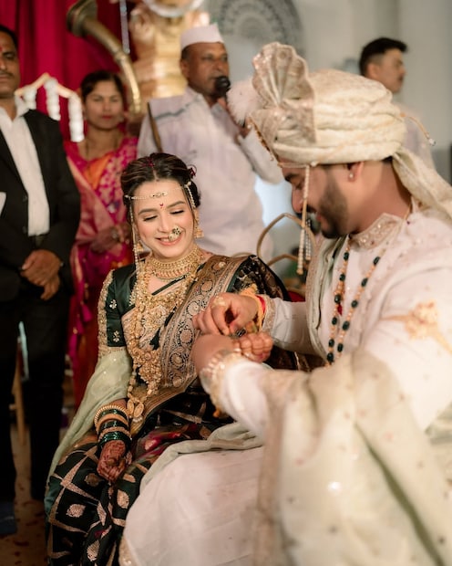 नवऱ्यामधल्या अशा कोणत्या रोमँटीक गोष्टी आहेत ज्या तुझ्या अहोंनी तुझ्यासाठी केल्या आहेत आणि ज्या तुला वाटल्या की या खूपच भारी आहेत, असा प्रश्न प्राजक्ताला एका मुलाखतीत विचारण्यात आला. उत्तर देत प्राजक्ता म्हणाली, खूप गोष्टी आहेत. नक्की कोणती सांगू. ते मला विचारायला माझ्या घरी आले होते तेव्हा मला अजिबात वाटलं नव्हतं की ते येतील.