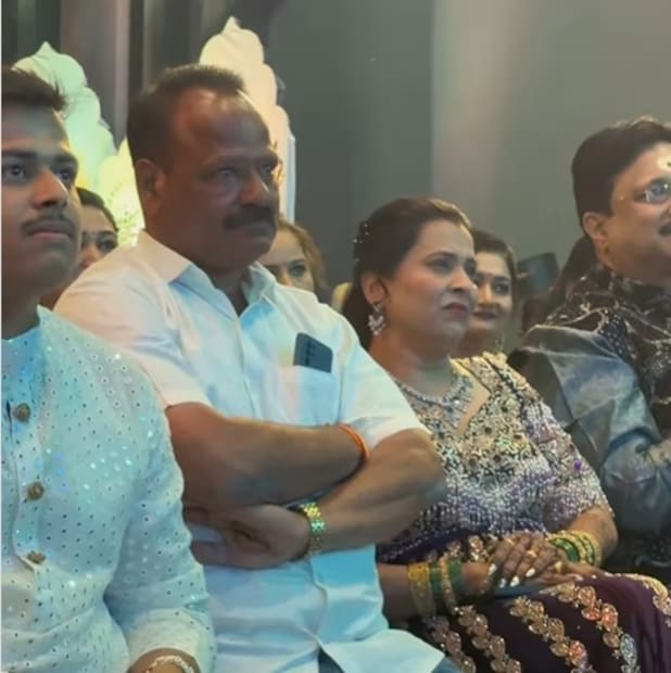 संगीत सोहळ्यासाठी प्राजक्ताने जांभळ्या रंगाचा सुंदर डिझायनर लेहेंगा परिधान केला होता. विशेष म्हणजे, तिने आपल्या आईसोबत ट्विनिंग केले होते, ज्यामुळे त्यांचा लूक अधिक आकर्षक दिसत होता.