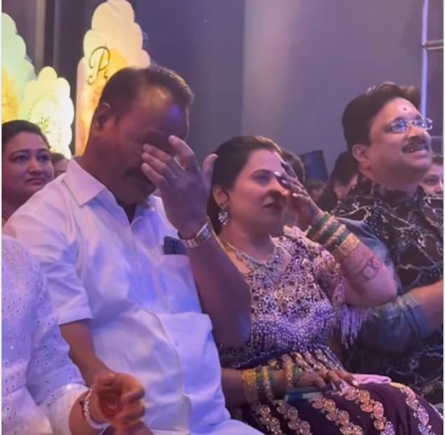 लाडक्या लेकीचा हा खास डान्स पाहून प्राजक्ताच्या आईला आपले अश्रू अनावर झाले. तसेच, प्राजक्ता स्वतः देखील आई-वडिलांसाठी डान्स करताना खूप भावूक झाली होती. सासरी जाणाऱ्या मुलीचे आणि आई-वडिलांचे हे सुंदर बॉण्डिंग पाहून चाहत्यांचे डोळेही पाणावले.