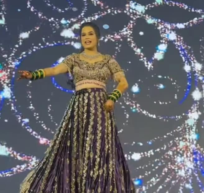 लग्नापूर्वीच्या संगीत सोहळ्यातील एक अत्यंत भावनिक क्षण सोशल मीडियावर व्हायरल झाला आहे, जिथे प्राजक्ताने आपल्या आई-वडिलांसाठी खास डान्स परफॉर्मन्स दिला.