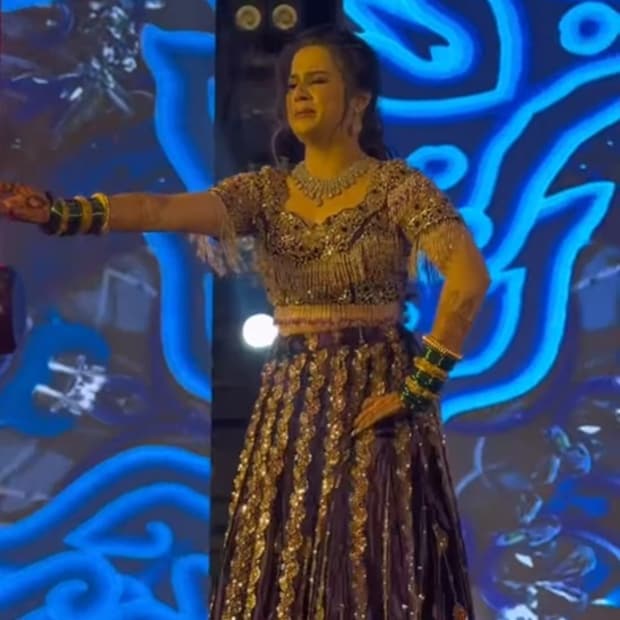 केवळ प्राजक्ताच नाही, तर खुटवड कुटुंबानेही संगीत सोहळ्यात मोठा उत्साह दाखवला. प्राजक्ताच्या सासूबाईंनी लाडक्या सुनेसाठी खास डान्स केल्याचे यावेळी पाहायला मिळाले, ज्यामुळे दोन्ही कुटुंबांतील नात्याची वीण अधिक घट्ट झाल्याचे दिसून आले.