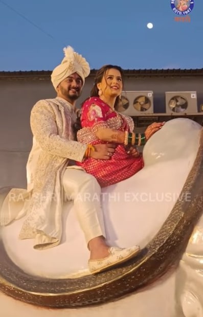 या जोडप्याने केलेल्या राजेशाही थाटाच्या एन्ट्रीवर काही चाहत्यांनी नाराजी व्यक्त करत, त्यांच्यावर धार्मिक भावना दुखावल्याचा आरोप केला आहे.