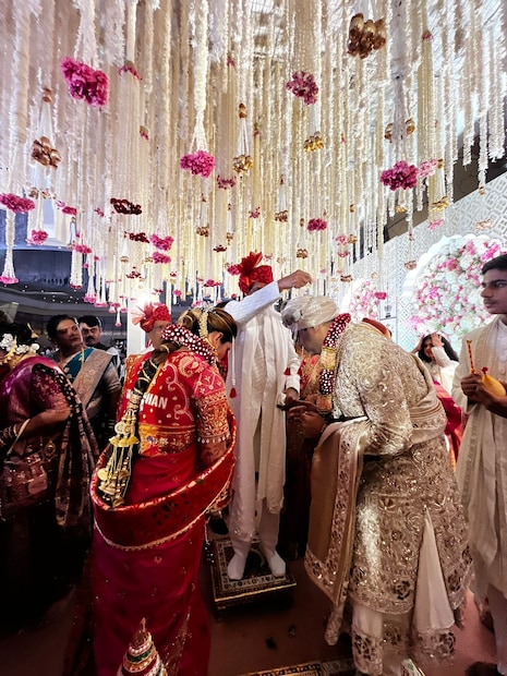 मराठी मनोरंजन विश्वात सध्या लग्नाची धामधूम पाहायला मिळतेय. एका मागोमाग एक सेलिब्रिटी लग्नाच्या बंधनात अडकताना दिसत आहेत. बिगबॉस मराठी ५ चा विजेता सुरज चव्हाण याच्या पाठोपाठ पूजा बिरारी-आदेश बांदेकर, प्राजक्ता गायकवाड आणि आता अभिनेत्री तेजस्विनी लोणारी यांचा ग्रँड विवाहसोहळा पार पडला आहे.