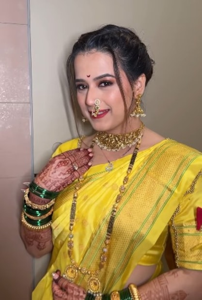 प्राजक्ताचं मंगळसूत्र अतिशय भरजरी होते. जाड्या मण्यांचे आणि नाजूक काम केलेले हे मंगळसूत्र खूपच आकर्षक होते. याला गंठण असेही म्हटले जाते. या मंगळसूत्राच्या वाट्या सोन्याने आणि मण्यांनी मढवलेल्या आहेत.