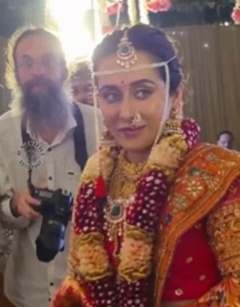 गेल्या काही दिवसांपासून सेलिब्रिटींच्या लग्नाचे आणि लग्नाआधीच्या विधींचे वेगवेगळे व्हिडीओ सोशल मीडियावर व्हायरल झाले आहेत. चाहते आपल्या लाडक्या कलाकारांना त्यांच्या नव्या आयुष्यासाठी शुभेच्छा देत आहेत.