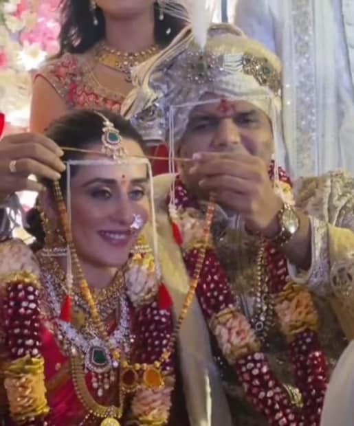 दरम्यान, तेजस्विनी लोणारीच्या लग्नाचा व्हिडीओ समोर येताच नेटकऱ्यांनी तिच्या आणि प्राजक्ताच्या मंगळसूत्रात साम्य आढळले. तेजस्विनीचे मंगळसूत्रही प्राजक्ताच्या मंगळसूत्राप्रमाणे जड मण्यांचे गंठण असल्याचे समजते. चाहत्यांना तेजस्विनीचे मंगळसूत्रही फार आवडले आहे.