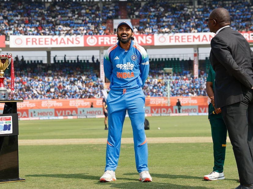 विशाखापट्टणच्या मैदानावर आज भारत आणि साऊथ आफ्रिका यांच्यात तीन सामन्यांच्या वनडे मालिकेतला तिसरा आणि शेवटचा सामना खेळवला जात आहे. हा सामना रोमांचत स्थितीत पोहोचला आहे. विशाखापट्टणच्या मैदानावर आज भारत आणि साऊथ आफ्रिका यांच्यात तीन सामन्यांच्या वनडे मालिकेतला तिसरा आणि शेवटचा सामना खेळवला जात आहे. हा सामना रोमांचत स्थितीत पोहोचला आहे.