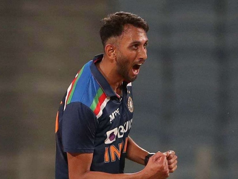 हा खेळाडू दुसरा तिसरा कुणी नसून प्रसिद्ध कृष्णा आहे. प्रसिद्ध कृष्णाने कालच्या सामन्यात 8.2 ओव्हर गोलंदाजी केली.यामध्ये त्याने 85 धावा करून 2 विकेट घेतल्या होत्या. तसेच 10.20 इकॉनॉमीने धावा दिल्या. 