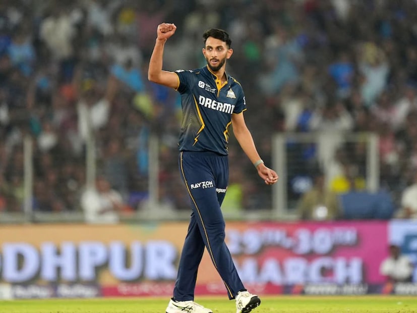 आयपीएल 2025 मध्ये सर्वाधिक विकेट घेतल्याबद्दल प्रसिद्ध कृष्णाला पर्पल कॅपने गौरवण्यात आलं. गुजरात टायटन्सकडून खेळणाऱ्या प्रसिद्धने आयपीएल 2025 मध्ये 25 विकेट घेतल्या होत्या, पण तरीही च्याची टीम इंडियात निवड झाली नाही.