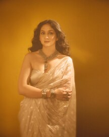 नऊवारी साडी, हिरवा चुडा! प्रियदर्शनी इंदलकरनं गुपचूप उरकलं लग्न? PHOTO व्हायरल