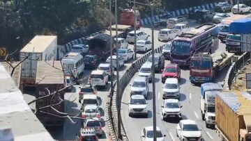 फिरायला जाताय? जरा थांबा! मुंबई-पुणे एक्स्प्रेसवेवर वाहनांच्या लांबच लांब रांगा