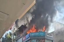 पुण्यातील सदाशिव पेठेत अग्नितांडव, टेरेससह दुकानं जळून खाक, ५ अग्निशमन दलाच्या गाड्या दाखल