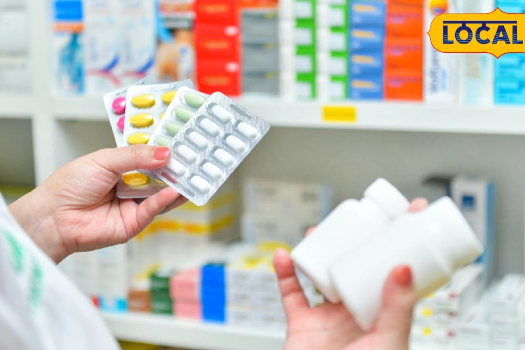 पुणेकरांनो सावधान! फसवणुकीचा जीवघेणा खेळ; लाखोंची बनावट औषधं जप्त पुणेकरांनो सावधान! फसवणुकीचा जीवघेणा खेळ; लाखोंची बनावट औषधं जप्त