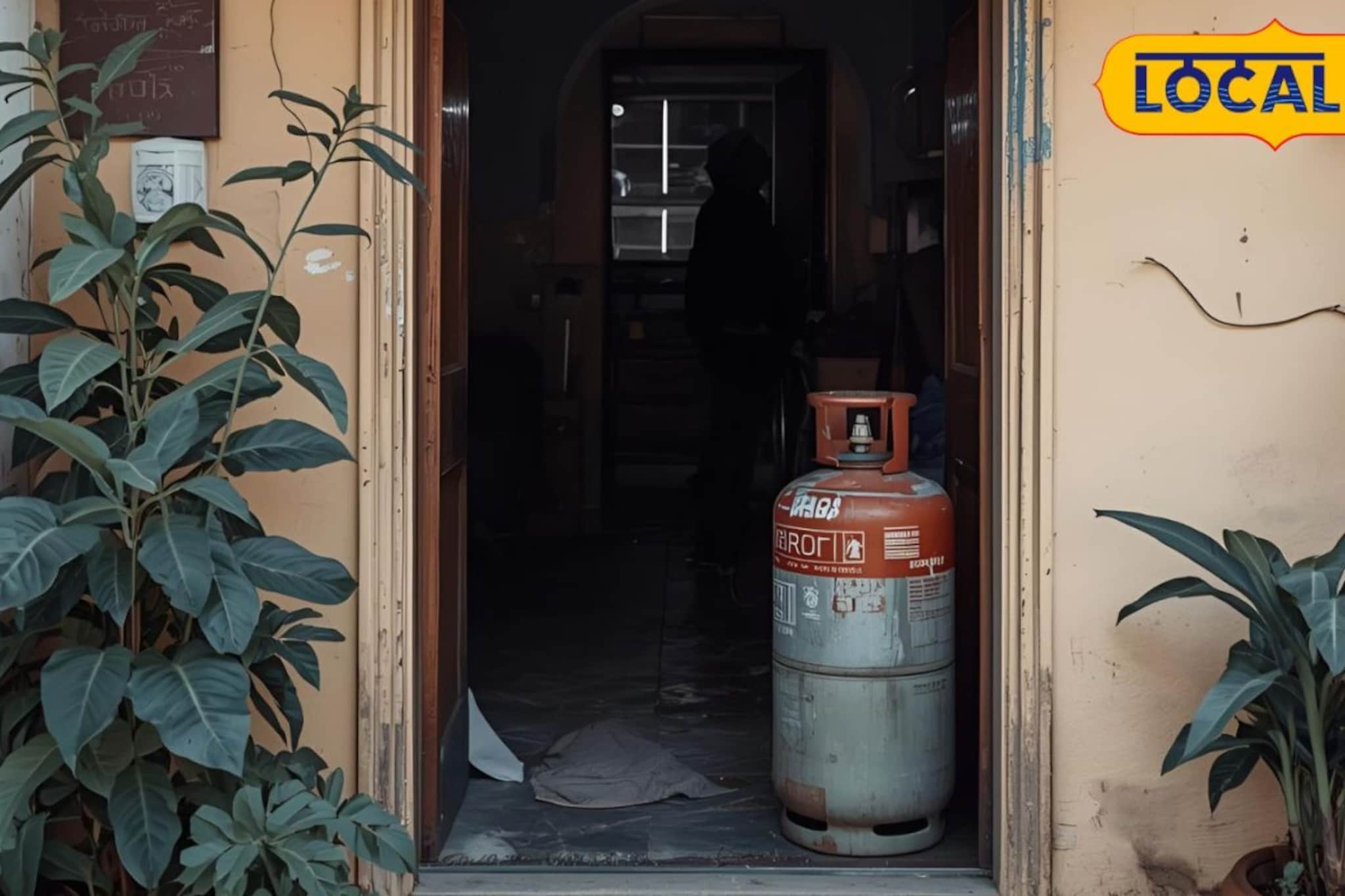 रात्री सगळे घराबाहेर बसलेले; गॅसचा वास येत असल्यानं लहू घरात गेला अन् मोठा स्फोट रात्री सगळे घराबाहेर बसलेले; गॅसचा वास येत असल्यानं लहू घरात गेला अन् मोठा स्फोट