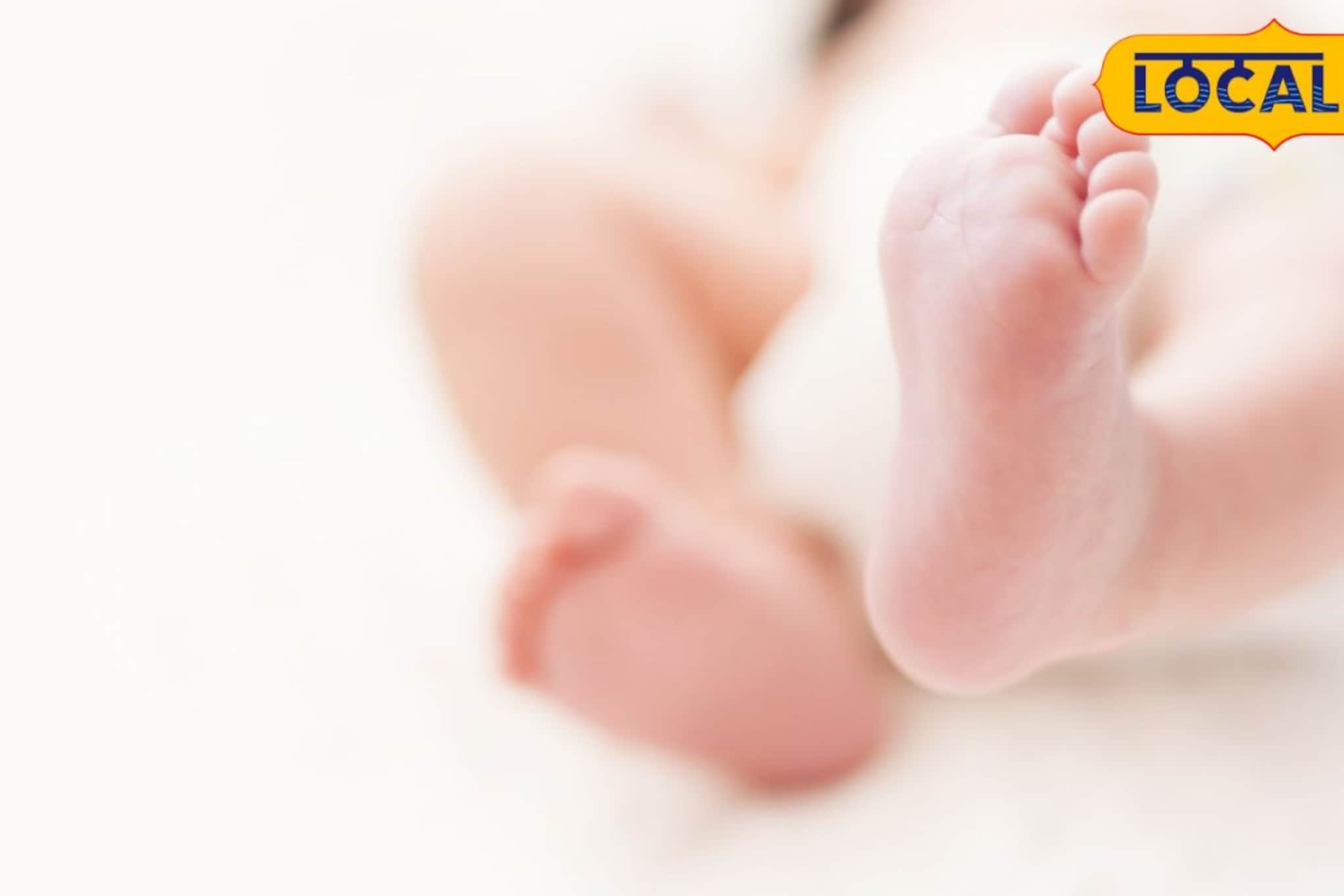 माणुसकीला काळिमा! कचऱ्याच्या ढिगाऱ्यात दिसले चिमुकले पाय; जवळ जाताच खळबळ माणुसकीला काळिमा! कचऱ्याच्या ढिगाऱ्यात दिसले चिमुकले पाय; जवळ जाताच खळबळ