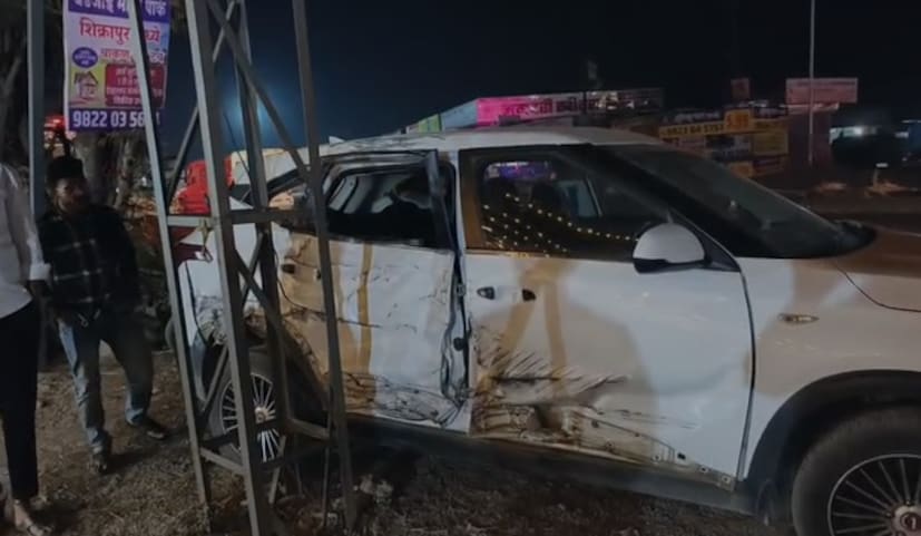 या अपघाताचे नेमकं कारण समजू शकलं नाही, अपघात कशामुळे झाला याचा तपास सुरू आहे. स्थानिक पोलिसांनी घटनास्थळी धाव घेत वाहतूक सुरळीत केली व घटनास्थळावरून अपघातग्रस्त वाहने हटवली.