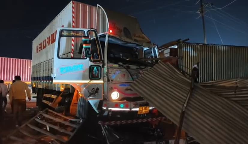 तर टेम्पो रस्त्याच्याकडेला असलेल्या टपरी शेडमध्ये घुसला. याचदरम्यान पुण्यावरून अहिल्यानगरकडे जाणाऱ्या ‘किया’ कारलाही या टेम्पोने ठोकर दिली. तसेच दोन ते तीन दुचाकी वाहनेही टेम्पोच्या खाली दबल्याची माहिती समोर आली आहे.