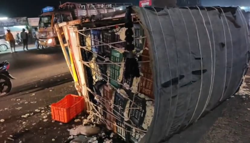 अहिल्यानगरवरून पुण्याकडे जात असलेल्या फुलांनी भरलेल्या पिकअप वाहनाला पाठीमागून आलेल्या टेम्पोने जोरदार धडक दिली. ही धडक इतकी जोरदार होती की या धडकेनंतर फुलांनी भरलेला पिकअप पलटी झाला. 