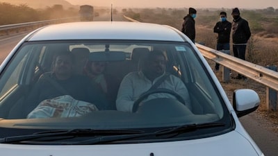 भल्या पहाटे कुटुंबावर हल्ला, कार रॉडने फोडली, बंदुकीच्या धाकावर पुण्यामध्ये जबरी दरोडा