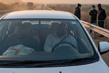 Pune : भल्या पहाटे कुटुंबावर हल्ला, कार रॉडने फोडली, बंदुकीच्या धाकावर पुण्यामध्ये जबरी दरोडा