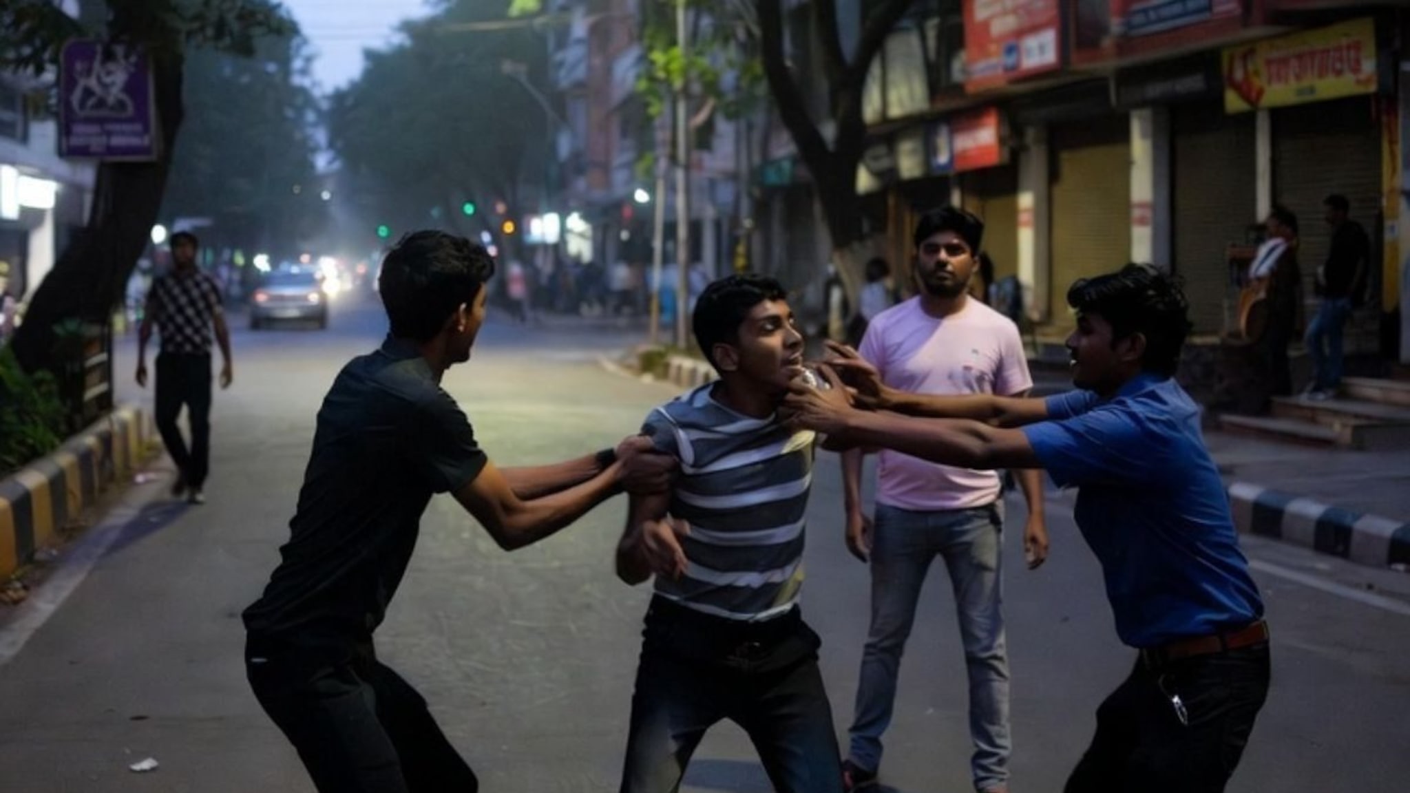 पुण्यात रक्तरंजित थरार, 'तू पोलिसांचा खबरी' म्हणत तरुणावर तिघांचा जीवघेणा हल्ला