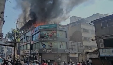 आगीचे उंच लोळ अन् धूर! पुण्यातल्या भरवस्तीत आगीची भीषणता दाखवणारे 5 PHOTO आगीचे उंच लोळ अन् धूर! पुण्यातल्या भरवस्तीत आगीची भीषणता दाखवणारे 5 PHOTO