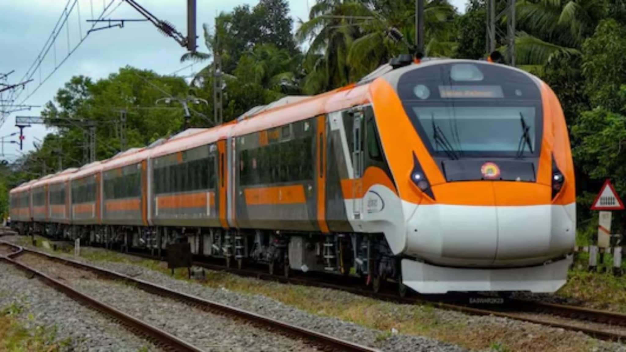 सुसाट वंदे भारत एक्स्प्रेससोबत पुन्हा 'ती'च घटना, 12 वर्षांच्या मुलाला पकडलं