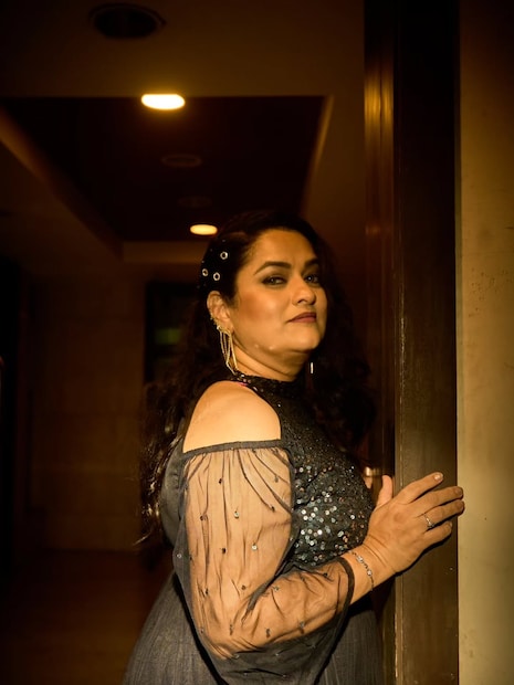 मराठी इंडस्ट्रीत काम करणे जास्त आवडते, कारण इथले वातावरण खूप वेगळे आणि आपलेसे वाटते, असेही त्यांनी मुलाखतीत सांगितले.