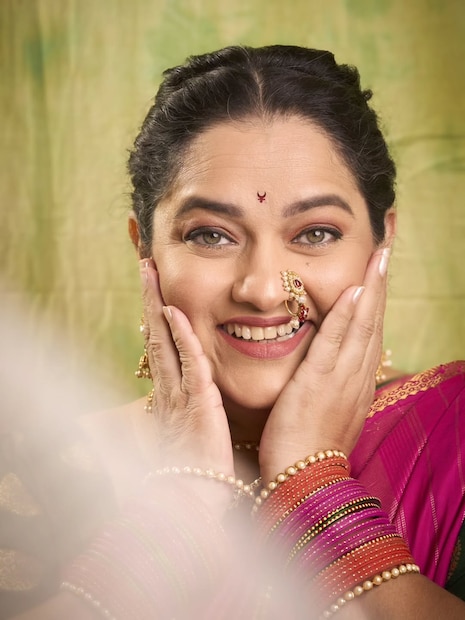 मुंबई: 'होणार सून मी ह्या घरची' मालिकेतील भूमिकेमुळे आजही घराघरांत पोहोचलेल्या अभिनेत्री पूर्णिमा तळवलकर सध्या 'तुला जपणार आहे' या मालिकेतून प्रेक्षकांच्या भेटीला येत आहेत. मुंबई: 'होणार सून मी ह्या घरची' मालिकेतील भूमिकेमुळे आजही घराघरांत पोहोचलेल्या अभिनेत्री पूर्णिमा तळवलकर सध्या 'तुला जपणार आहे' या मालिकेतून प्रेक्षकांच्या भेटीला येत आहेत.