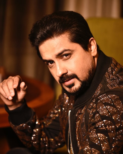 मुंबई: आज संपूर्ण जग ख्रिसमसच्या रंगात न्हाऊन निघालं आहे. सगळीकडे रोषणाई, ख्रिसमस ट्री आणि केकचा सुगंध दरवळतोय. पण याच आनंदाच्या दिवशी मराठमोळा अभिनेता पुष्कर जोग आणि त्याच्या कुटुंबासोबत एक भयंकर घटना घडली आहे. मुंबई: आज संपूर्ण जग ख्रिसमसच्या रंगात न्हाऊन निघालं आहे. सगळीकडे रोषणाई, ख्रिसमस ट्री आणि केकचा सुगंध दरवळतोय. पण याच आनंदाच्या दिवशी मराठमोळा अभिनेता पुष्कर जोग आणि त्याच्या कुटुंबासोबत एक भयंकर घटना घडली आहे.